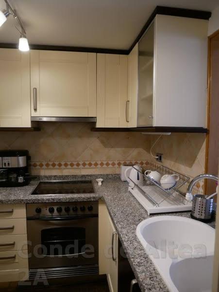 Delightful Seaview Apartment In Beautiful Алтеа Екстериор снимка